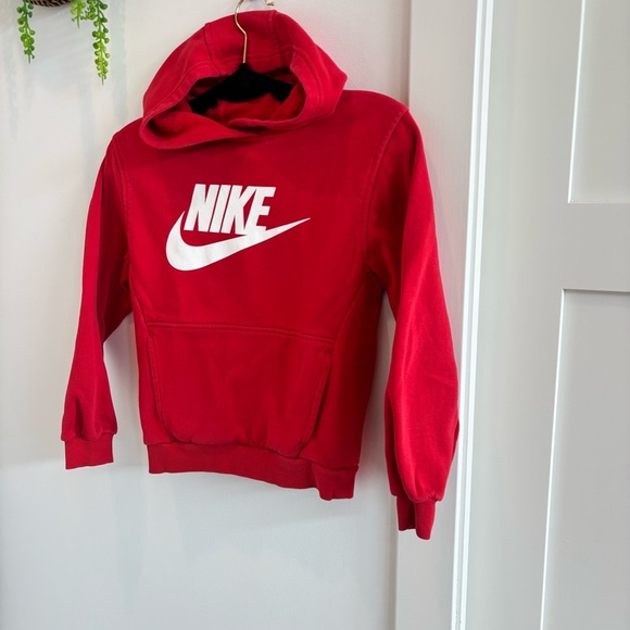 Nike Youth Boys Red Hoodie Kangaroo Pocket Front Logo Swish Size Medium - Picture 2 of 9